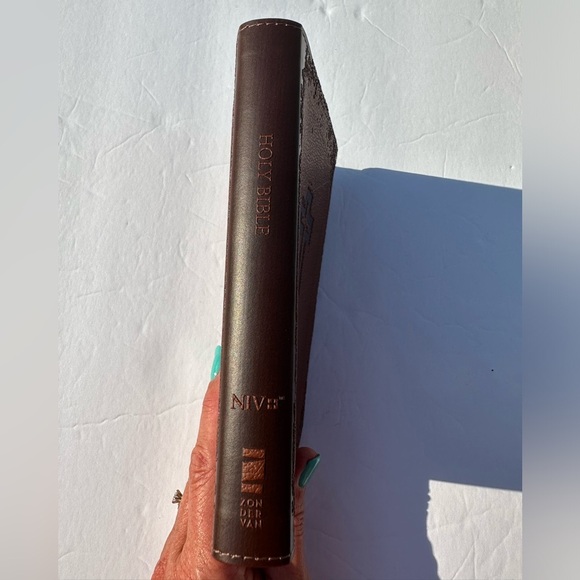 Holy Bible NIV Zondervan Two Toned Brown Leather Soft Cover 4.5” X 6.75” - Picture 8 of 8